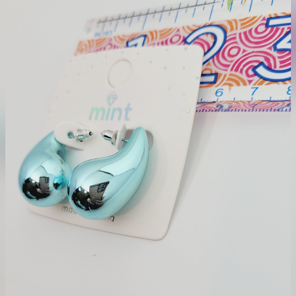 NEW-💠-Aqua Metallic Post Earrings-"bottega veneta Style" - Picture 3 of 4